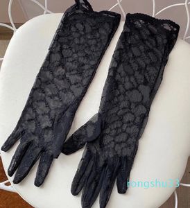 Lettre de luxe divisé gants de doigt styles noirs gants femelles guantes gaze luvas sexy