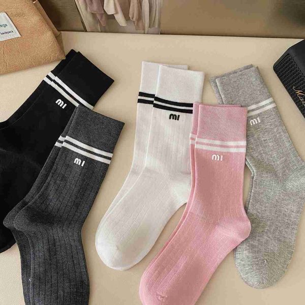 Lettre mi-tube chaussettes couleur unie automne hiver respirant confortable Sport absorbant la sueur homme et femme YZ91