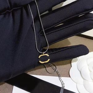Lettre pendentifs Colliers de conception de conception de la marque Bijoux Collier Crystal Collier en acier inoxydable Femmes Chaîne de perle Personnalité TRENDY CAVILE CADE CADE