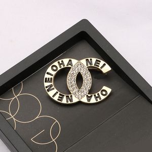 Lettre Pins Broche Designer Bijoux Broches Cristal Perle Classique Marque Hommes Femmes Plaqué Or Sier Breastpin Écharpe Costume Fête Robe De Mariée Accessoire Cadeau