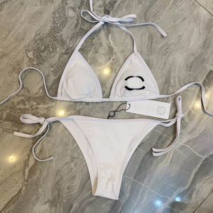 Lettre imprime bikini court set tongs fashion plage soutien