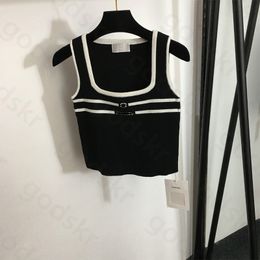 Canotta lavorata a maglia a righe con lettera Canotta sportiva da donna con colletto quadrato sottile sexy