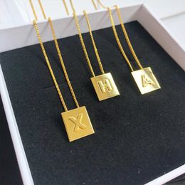 Lettre u V w x y z petit collier carré en laiton en laiton or plaqué Gold Médaille d'or