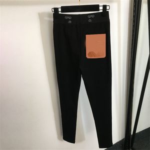 Pantaloni da donna con fettuccia a lettera Pantaloni attillati a vita alta neri Leggings da yoga Pantaloni da lavoro con toppa in pelle con tasca posteriore