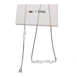 Miumius – collier et Bracelet avec lettres en forme de vent, ensemble de luxe et de mode de styliste, chaîne en cristal, parfait pour les cadeaux de vacances des filles, nouvelle collection 2023