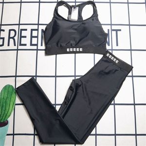 Lettre féminin de legging de soutien-gorge sportif ensemble de réservoirs de yoga recadrés sexy tenues de survêtement sans manches d'été noir joggings de maillot de bain actif.