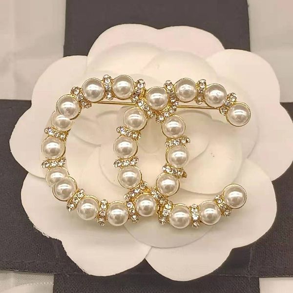 Lettres broche marque de luxe Design femmes broches perle costume broche bijoux vêtements décoration accessoires de haute qualité