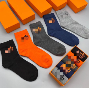 Lettres coton chaussette hommes mi-mollet longueur chaussette printemps et été nouvelle couleur pure à la mode boîte-cadeau affaires chaussettes athlétiques