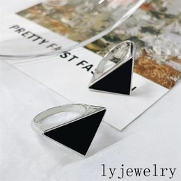Letras forma simple triangular anillo de amor negro para mujeres anillos de boda románticos material plateado plateado esmaltado anillos de compromiso únicos lindos encantadores zb040 f4