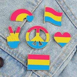 LGBT ROZE GEEEL BLAUWE REGENBOOG VLAG HART BROOCH LEUK ANIME MILIEG Games Hard emailpennen Verzamel metalen cartoon broche Backpack Hat Bagel Rapel Badges