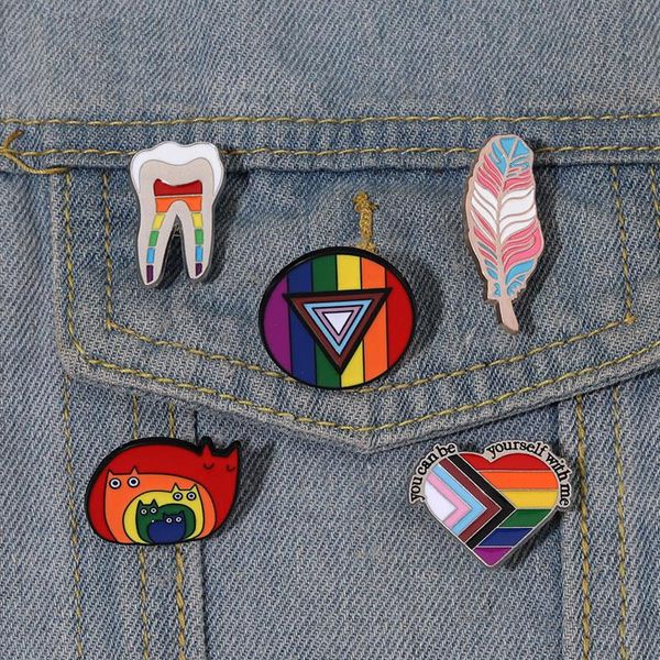 Broches en émail de fierté LGBT, livre arc-en-ciel personnalisé, chats, plumes, dents, cœur, broches en forme de cœur, Badges à revers, bijoux cadeau pour amoureux de partenaire