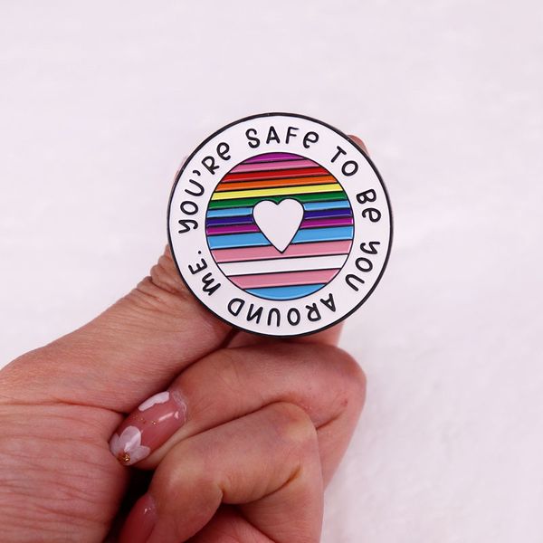 LGBT Rainbow Love Love Entamel Pin de jeu d'enfance Film Film de film Brooch Badge mignon Films d'anime JEUX ÉNAP
