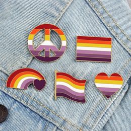 LGBT Red blanc violet arc-en-ciel drapeau coeur Broche de films anime mignons jeux d'émails durs en émail collectionne le dessin animé métro broche sac à dos sac de sac à dos collier badges