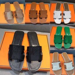 Sandales en cuir de styliste avec lettres Olan pour femmes, chaussures plates d'été, pantoufles de plage à la mode 35-42