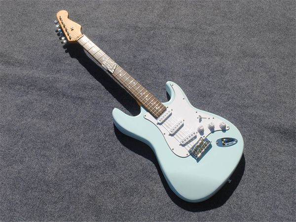 Guitare électrique à corps bleu clair avec Pickguard blanc, micros blancs 3S, touche en palissandre, matériel chromé, offre personnalisée