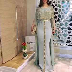 Robes de soirée en mousseline de mousseline bleu clair avec des robes d'événement formelles de sirène cape Gold Crystals Crystals Per Prom Ush pour arabe Dubaï