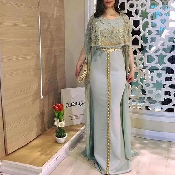 Robes de soirée en mousseline de mousseline bleu clair avec des robes d'événement formelles de sirène cape Gold Crystals Crystals Per Prom Ush pour arabe Dubaï