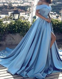 Robes de soirée bleu clair sur l'épaule longue côté sexy fendu robe de bal en satin train de balayage robes de soirée élégantes grande taille