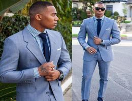 Lichtblauwe bruidegom Tuxedos Custom Made Groomsmen Suite Nieuwe mode 2 -delige man Blazer Mens Wedding Suits JacketPantstie8732851