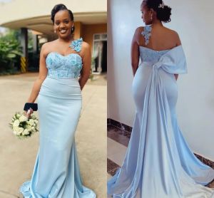 Bleu clair sirène robes de demoiselle d'honneur élégante une épaule sans manches 3D fleurs appliques grande taille femmes robes de soirée de mariage avec nœud au dos 2023 sur mesure