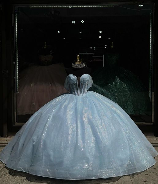 Robes de princesse bleu clair étincelante au large de l'épaule Vestido de Quinceanera Robe de bal illusion Sweet Masquerade Robe
