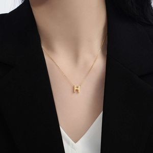 Design à la mode léger Collier en acier en titane H-Letter pour les filles avec un mini pendentif haut de gamme, un tempérament simple et intemporel