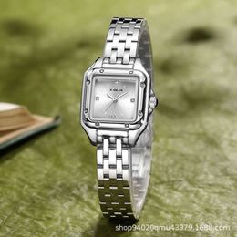 Luxe léger et niche dans le style de la montre carrée minimaliste et à la mode des femmes avec tempérament polyvalent, bracelet en acier et montre en quartz