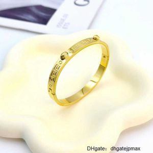 Lichte luxe Fanjia Medusa Head Gold Titanium stalen armband gepersonaliseerde en elegante veelzijdige armband