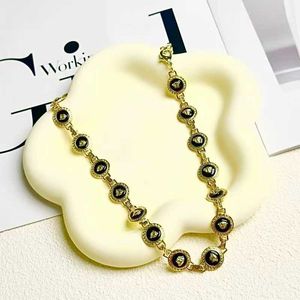 Lichte luxe Fanjia Medusa Head Necklace Dames Collarbone Chain Hanger Keten Personaliseerde elegantie ketting