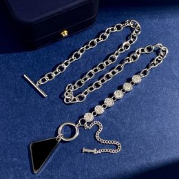 Lumière de luxe mode femmes OT boucle Extension collier en argent noir Triangle lisse châssis pendentif conception dame bijoux de haute qualité charme collier en cuivre