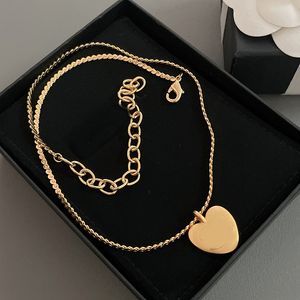 Mode de luxe léger femmes collier en or étendu en forme de coeur disque en métal givré châssis pendentif dame bijoux de créateur de haute qualité collier de charme en cuivre