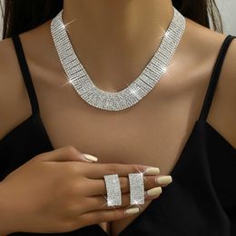 Lichte luxe volledige diamanten populaire ketting oorbelset Avondjurk Bruidshuwelijksfotografie gecombineerd met twee sieradenstukken 231015