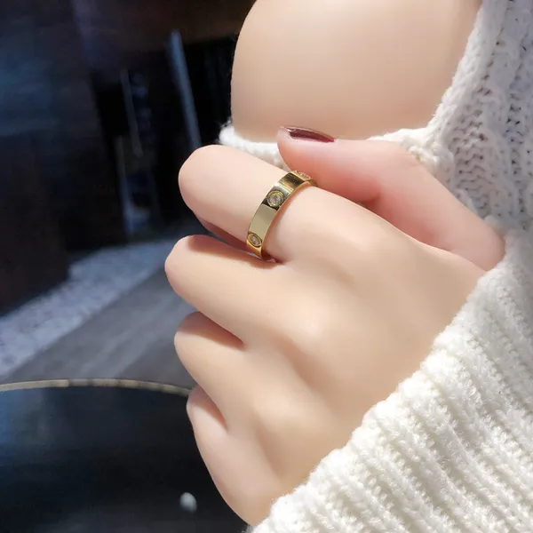 Bague à vis de luxe légère, bijoux de créateur de luxe classiques pour femmes, bagues en acier titane, bague de créateur en alliage plaqué or, mode NeveFade pour mariage dd13