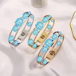 Design creux rétro de luxe léger pour les femmes conçu boucle à ressort large version bracelet femme émail dégoulinant bracelet en acier inoxydable
