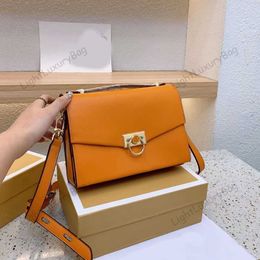 Bolso de hombro de lujo ligero Diseñador Cartera de cuero Moda Exquisito Crossbody para mujeres Clásico Famoso Marca Monederos de compras 220211