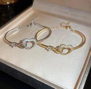Lichte luxe kleine geur sieraden high -end designer armbanden uitgehold zirkon hart openingsarmband cadeaus armband