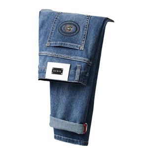 Lichte luxe lente/zomer dunne en high -end gewassen elastische geborduurde jeans voor mannen slanke pasvorm kleine rechte been casual broek voor mannen
