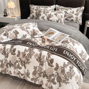 Luxury léger du lait épaissi quatre pièces pour la chaleur d'hiver, couvercle de couette en velours en velours corallien, draps de lit, dortoir étudiant double ensemble