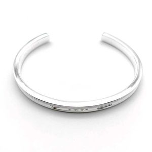 Lichte luxe tiffays dezelfde stijl mannelijk en vrouwelijk paar titanium stalen armband luxe klassieke eenvoudige sieraden open