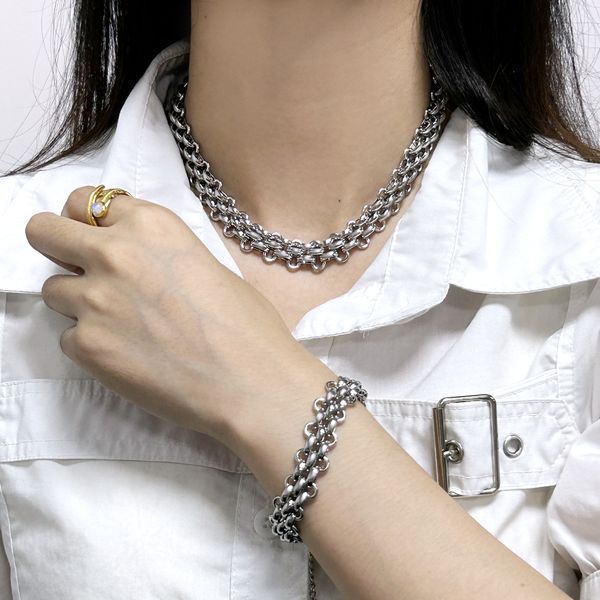 collier de luxe léger en acier titane industrie lourde assemblé à la main collier bracelet chaîne de clavicule ensemble plaqué or 18 carats exagéré européen et américain