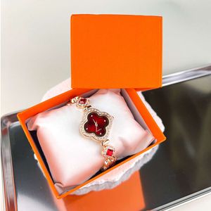Lichte luxe damesklavertje met vier modieus en high-sense nieuwe kleine vorm ontwerp diamant ingelegd horloge geschenkdoos set