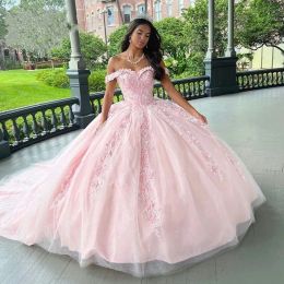 Lichtroze 2023 Quinceanera jurken riemen kanten applique sweep trein van de schouder tule satin custom gemaakt zoet 15 16 prinses pageant baljurk vestidos