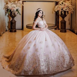 Lichtroze Baljurk Quinceanera Jurk 2024 Goud Applicaties Kralen Off Schouder Sweet 15 16 Jaar Vestidos De XV Anos Prom Prinses