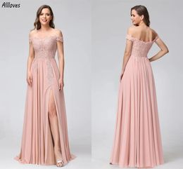 Lichtroze Chiffon A-lijn Bruidsmeisjes Jurken Grote maten Off-shoulder Kant Geappliceerd Bruidsmeisje Jurken Tot de grond Sexy Dijsplit Bruiloftsgast Feestjurk CL3371