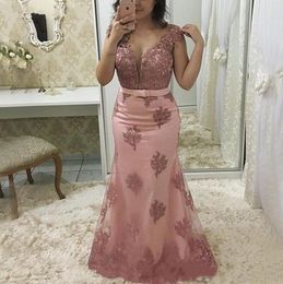 Vestidos de madre de la novia de sirena rosa claro Tallas grandes Sheer Jewel Cap Manga Encaje vintage Vestido de noche largo formal