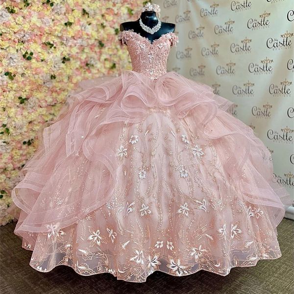 Vestidos de quinceañera de princesa rosa claro Flores 3D Apliques de encaje Volantes Vestido de fiesta Vestido de cumpleaños Tul con cordones Dulce 16 Vestidos vestidos de 15