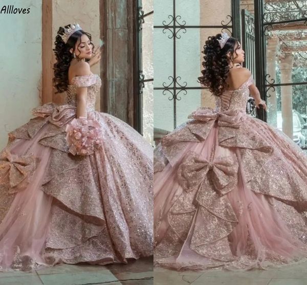 Rosa claro con lentejuelas Bigh Bow Vestidos de quinceañera románticos Sexy fuera del hombro con cordones en la espalda Vestidos de fiesta de princesa hinchados con gradas Dulce 15 16 Vestido de fiesta formal CL3433