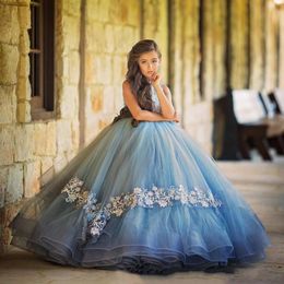 Light Sky 2018 Vestidos de concurso azul de la tripulación Aplicamiento de encaje de encaje Vestidos de pelota Ruffles Tiertos Longos Long Flower Gowns de fiesta