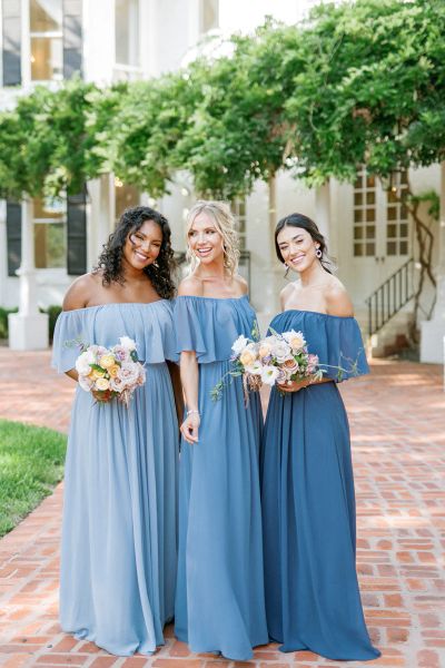 Bleu Ciel Clair Une Ligne Robes De Demoiselle D'honneur Hors Épaule Plus La Taille Plis En Mousseline De Soie Côté Split Étage Longueur Demoiselle D'honneur Robes De Mariage Robe D'invité Sur Mesure