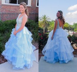 Lichte hemelsblauw prom jurken V nek Backless Ruffles Lange formele avondfeestjurken voor Sweet 16 Vestidos de Quinceaera M18 0513
